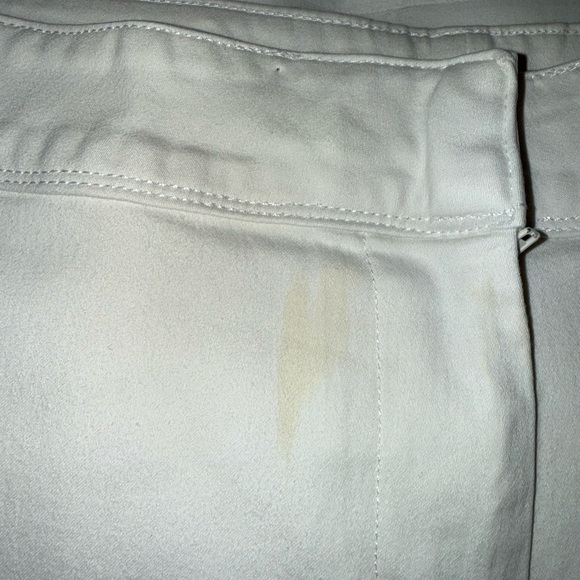 Isaac Mizrahi White Scalloped Edge Shorts - Picture 4 of 5